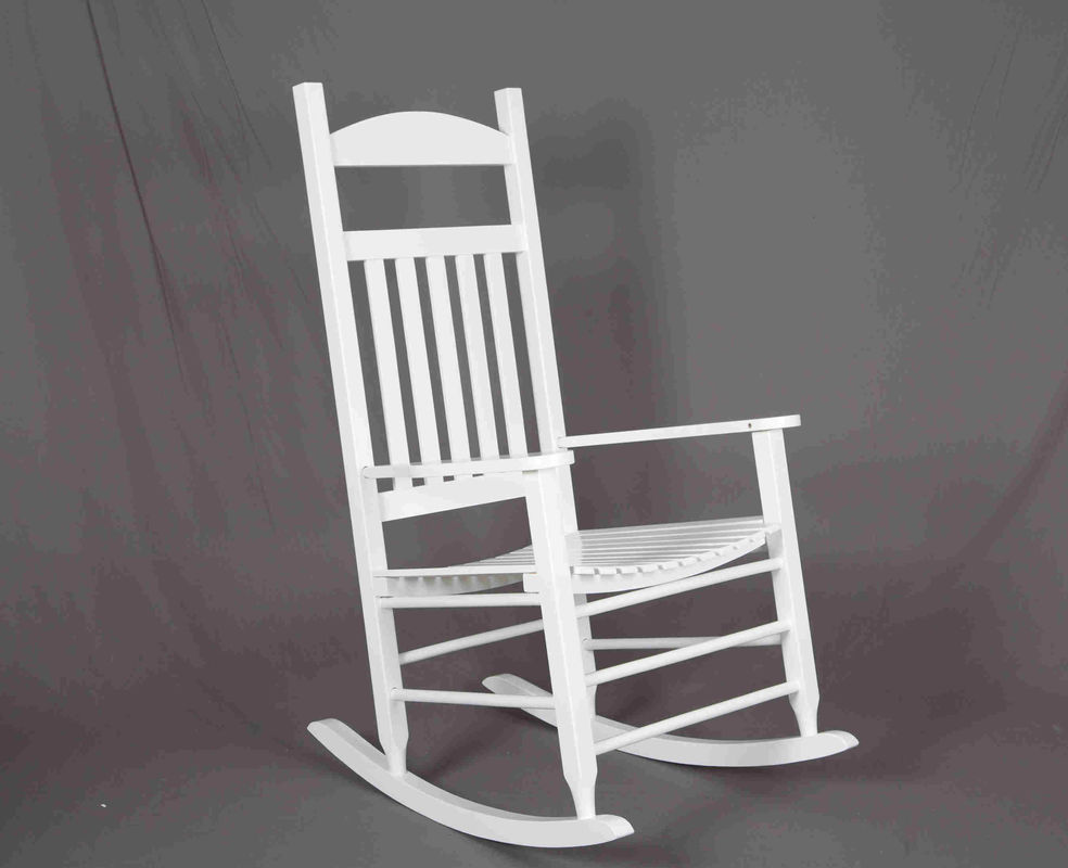 Beyaz Sallanır Sandalye Ahşap Açık Mobilya Rahatlama İçin İçi Boş Tasarım